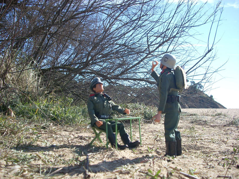 Comandante del puesto de Omaha, se presenta el soldado Klaus haciendo el saludo de rigor.