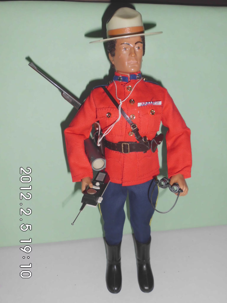 Para el fiel cumplimiento de nuestra Misión nuestro Geyperman Policia Montado posee todo su material Equipo y Uniforme,guerrera roja pantalon azul, (este uniforme muy vistoso es usado en actos y paradas donde asiste este importante Cuerpo Policial) Sombrero Sten de Action Man Inglés, correaje BBI al igual que la silla de montar,caballo Geyperman original. Adicionalmente posee nuestro hombre de acción de su rifle con mira,Porta mapa; mapa y Radio.