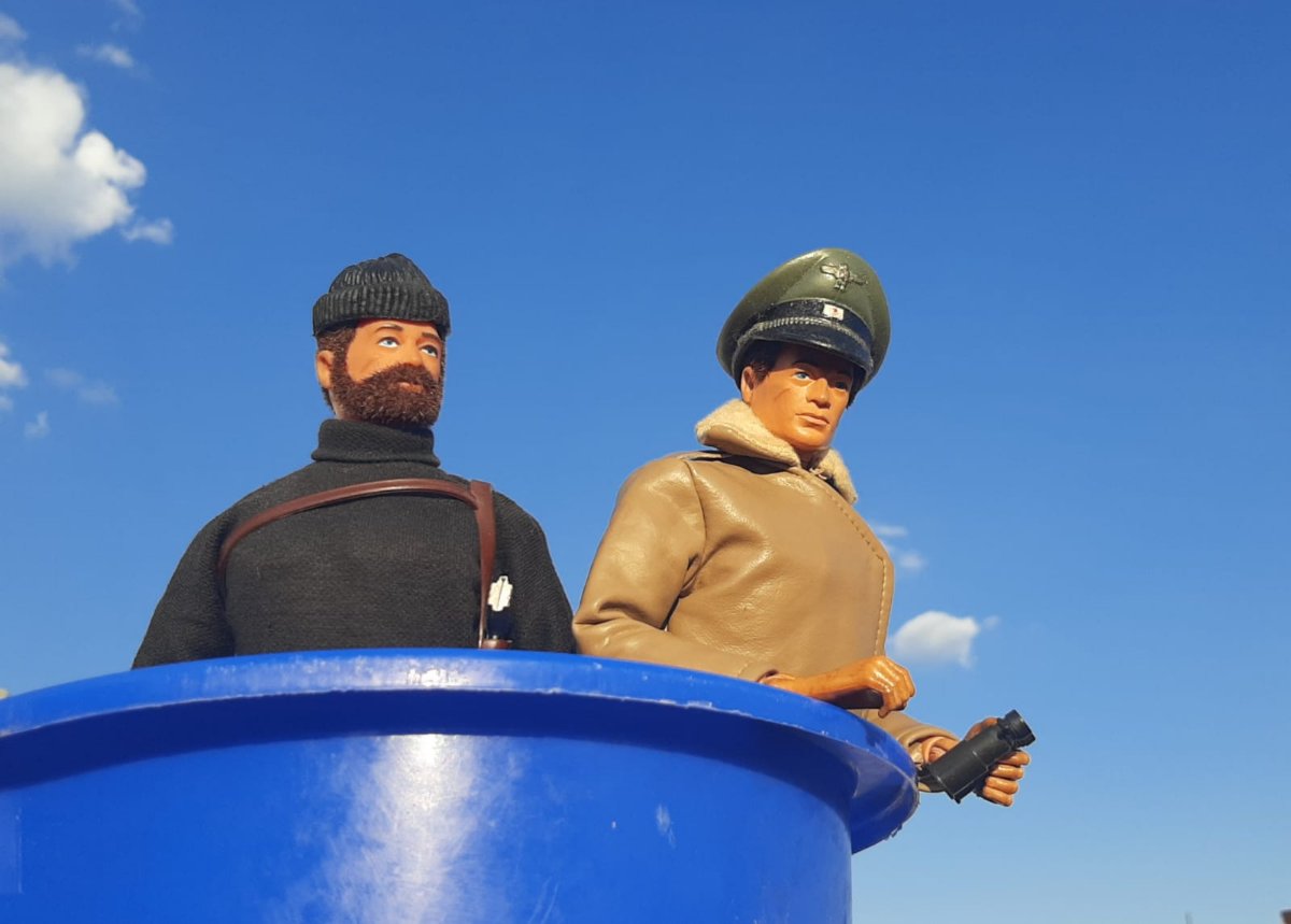 El teniente Tyler y el jefe Klough en la torreta submarino